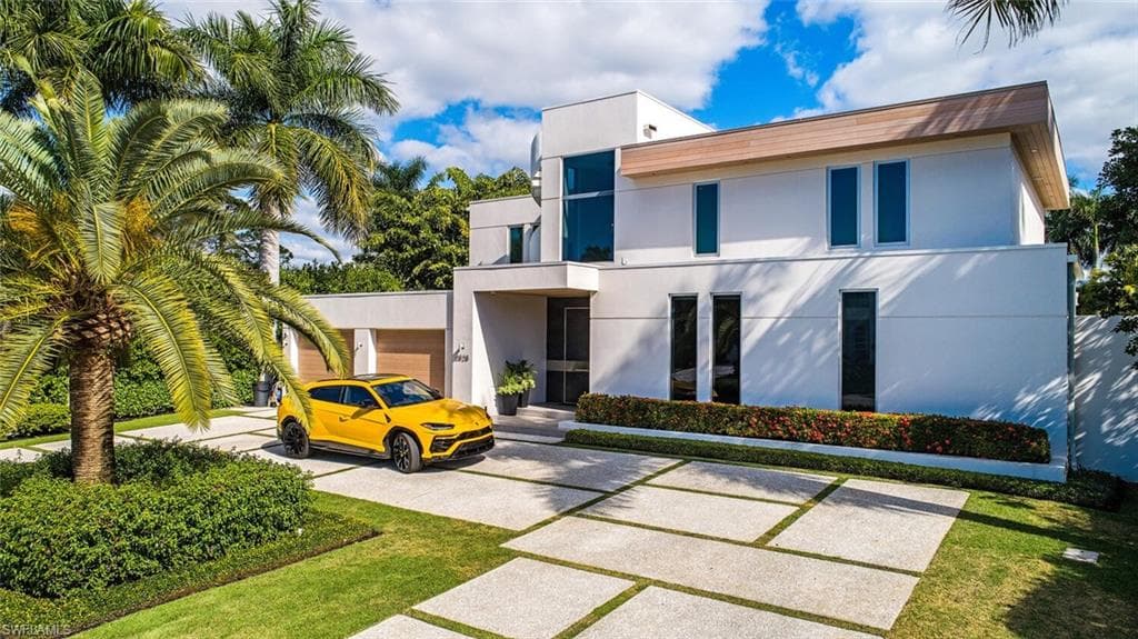 2828 Crayton RD NAPLES, FL 34103