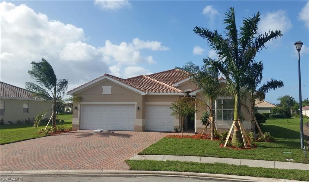 2077 Satsuma LN NAPLES, FL 34120