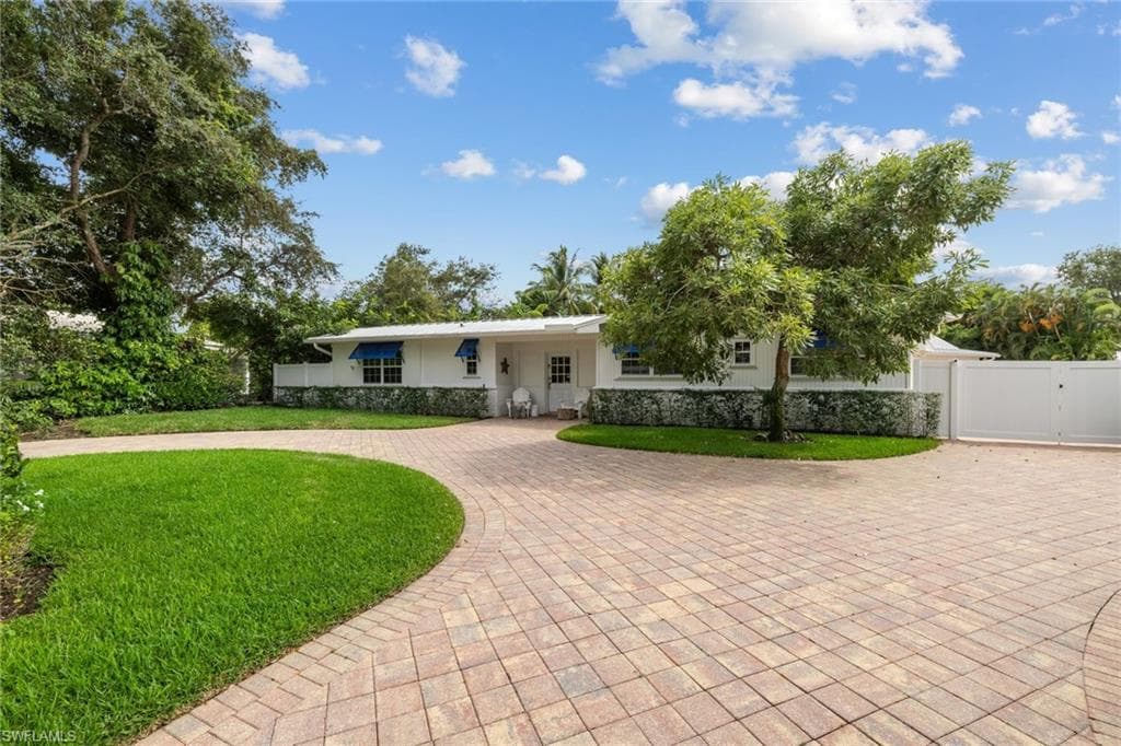642 6th AVE N NAPLES, FL 34102