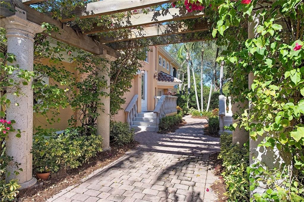 575 Via Veneto 202 NAPLES, FL 34108
