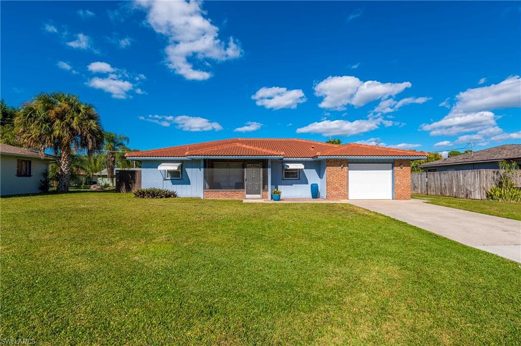 9807 Kentucky ST BONITA SPRINGS, FL 34135