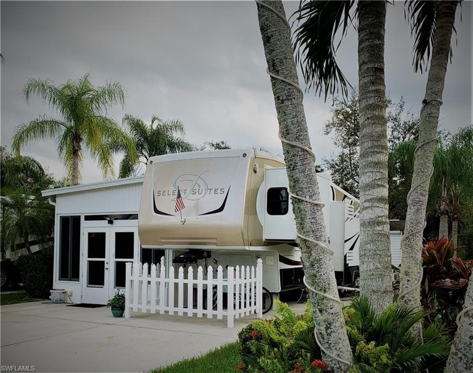 1686 Diamond Lake CIR NAPLES, FL 34114