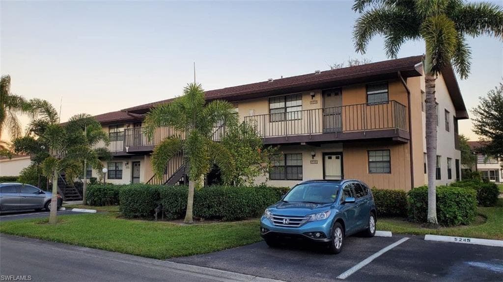 5245 Treetops DR Y-204 NAPLES, FL 34113