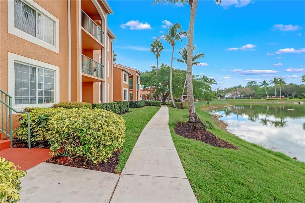 1275 Wildwood Lakes BLVD 204 NAPLES, FL 34104
