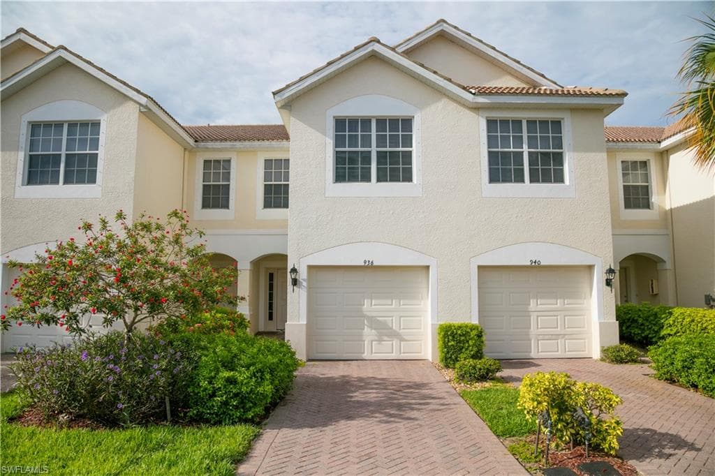 936 Hampton CIR 86 NAPLES, FL 34105