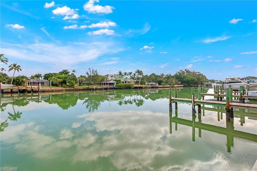 2020 Gulf Shore BLVD N 207 NAPLES, FL 34102