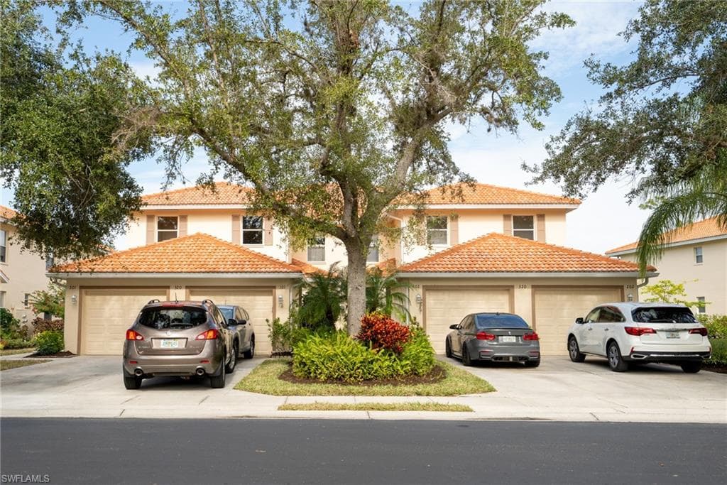 320 Robin Hood CIR 201 NAPLES, FL 34104