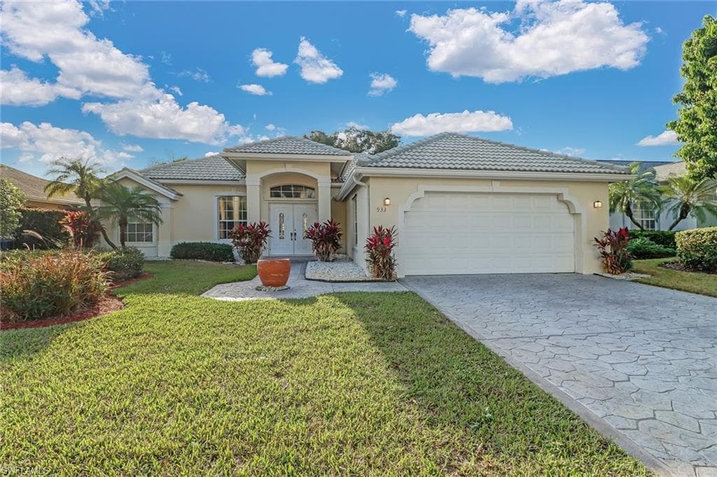 933 Marble DR NAPLES, FL 34104