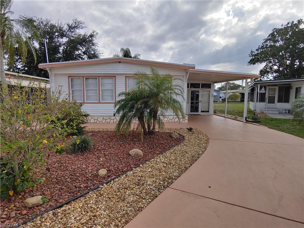 770 Knotty Pine CIR NORTH FORT MYERS, FL 33917