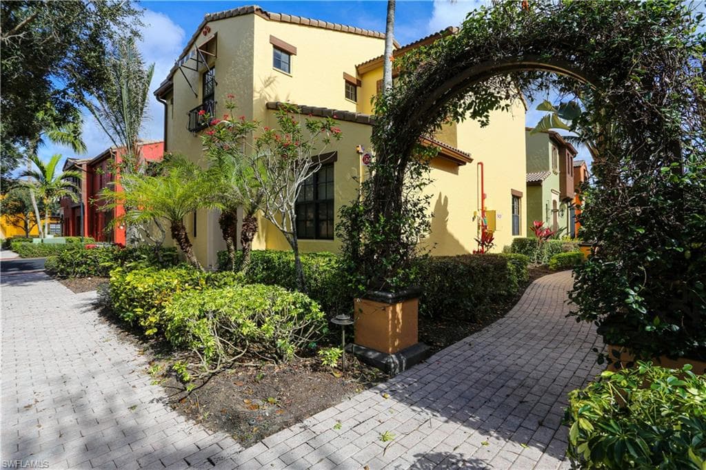 9118 Chula Vista ST 120-1 NAPLES, FL 34113