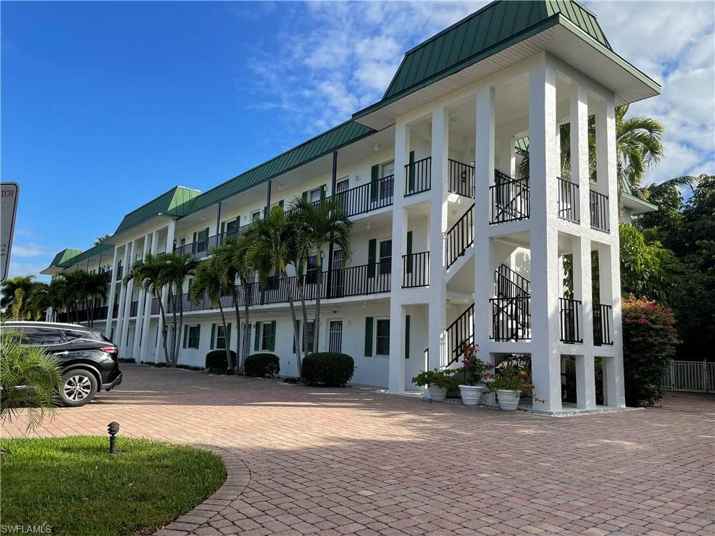 3030 Binnacle DR E 306 NAPLES, FL 34103