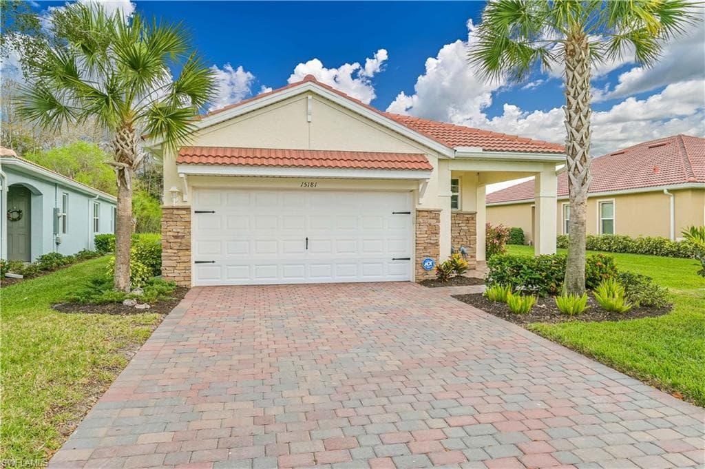 15181 Ligustrum LN ALVA, FL 33920