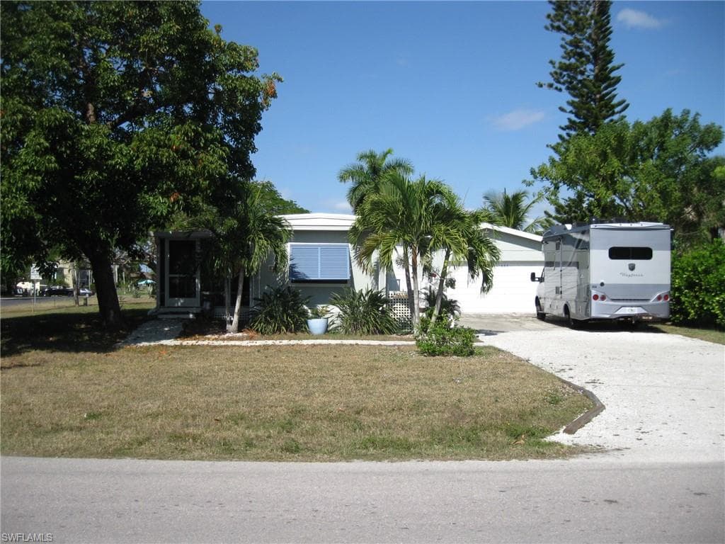 663 Palm DR NAPLES, FL 34114