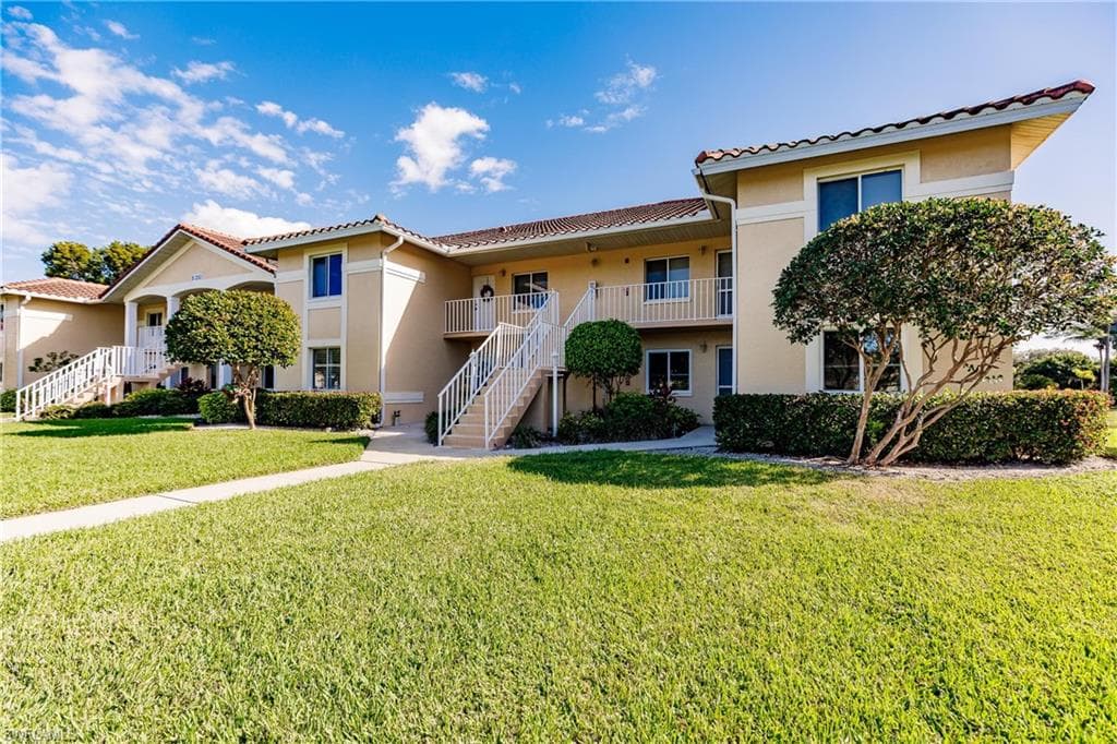 200 Furse Lakes CIR B-11 NAPLES, FL 34104