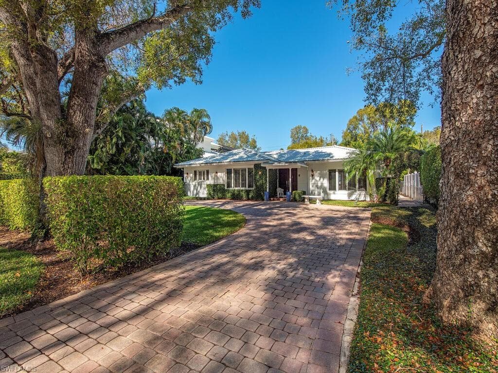 349 2nd AVE N NAPLES, FL 34102