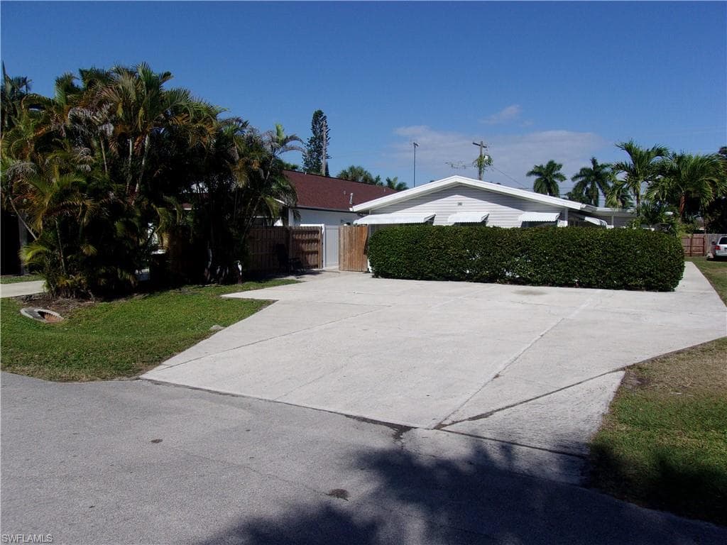 831 102nd AVE N NAPLES, FL 34108