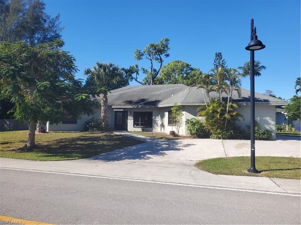 1601 Gardenia LN NAPLES, FL 34105