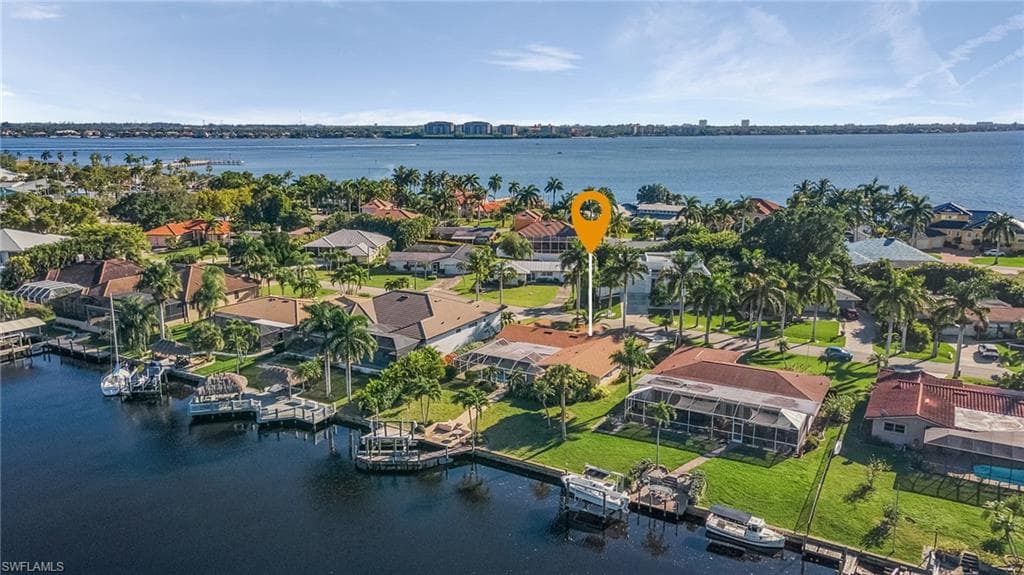 913 Dolphin DR CAPE CORAL, FL 33904
