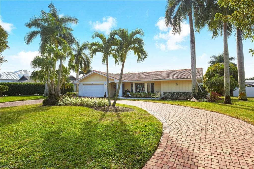620 Binnacle DR NAPLES, FL 34103