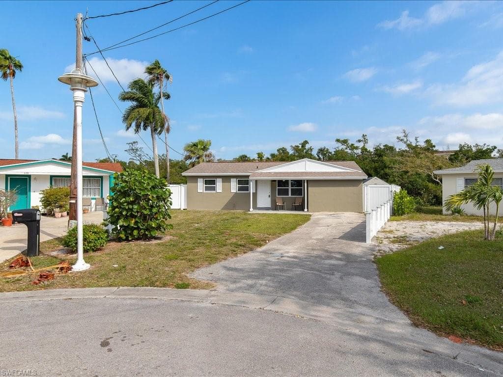 585 14th ST N NAPLES, FL 34102