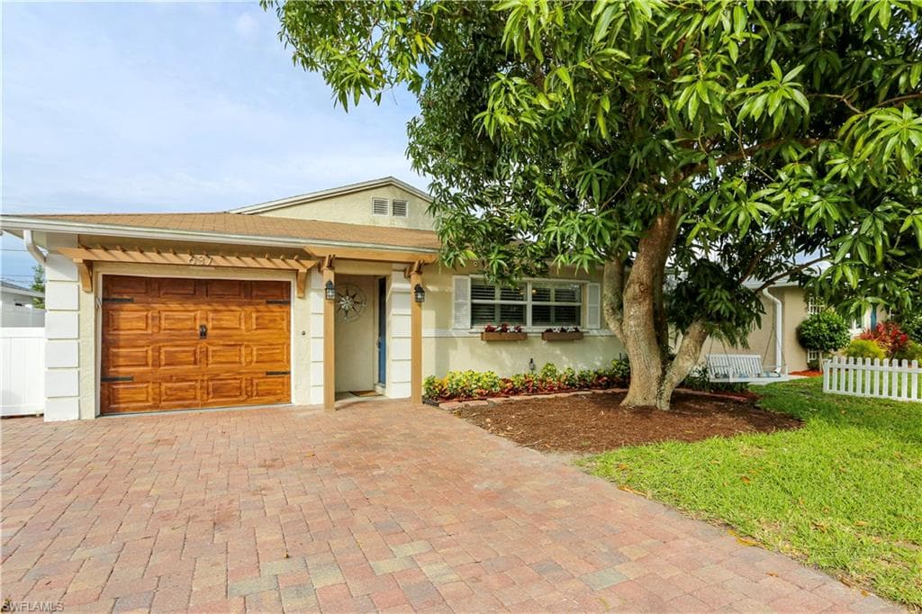 637 103rd AVE N NAPLES, FL 34108