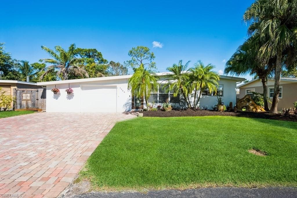 1063 22nd AVE N NAPLES, FL 34103