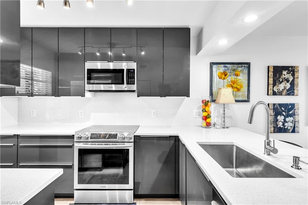 1666 Osprey AVE 106 NAPLES, FL 34102