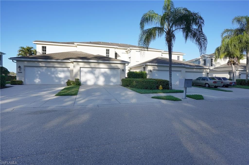 3280 Crown Pointe BLVD 202 NAPLES, FL 34112