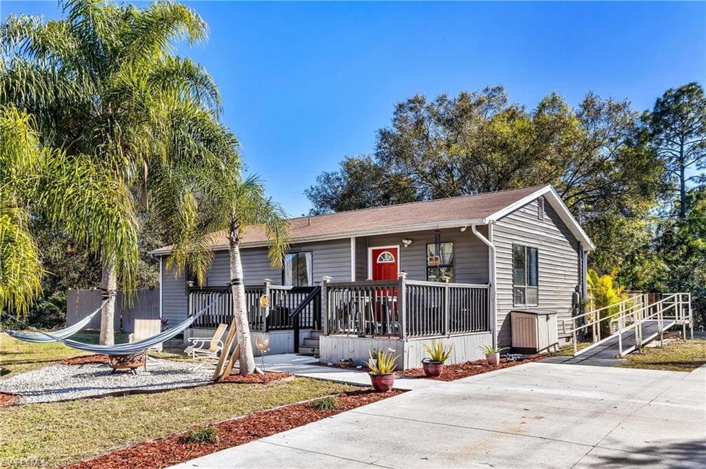 2904 13th ST LEHIGH ACRES, FL 33972