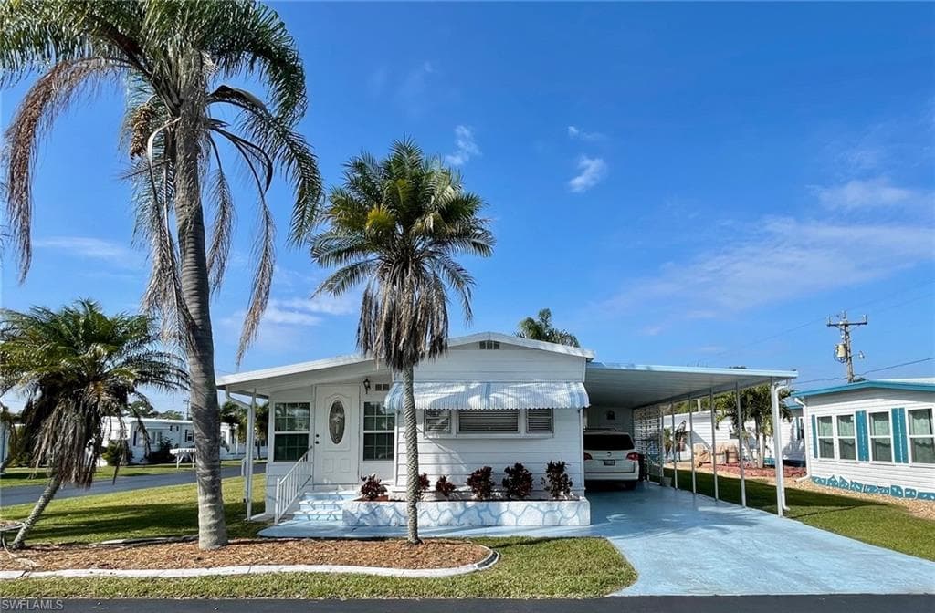 632 Vista DR NORTH FORT MYERS, FL 33917