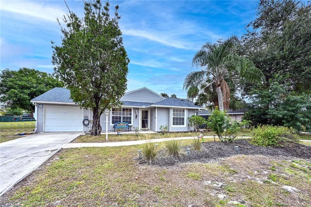 2811 4th ST W LEHIGH ACRES, FL 33971