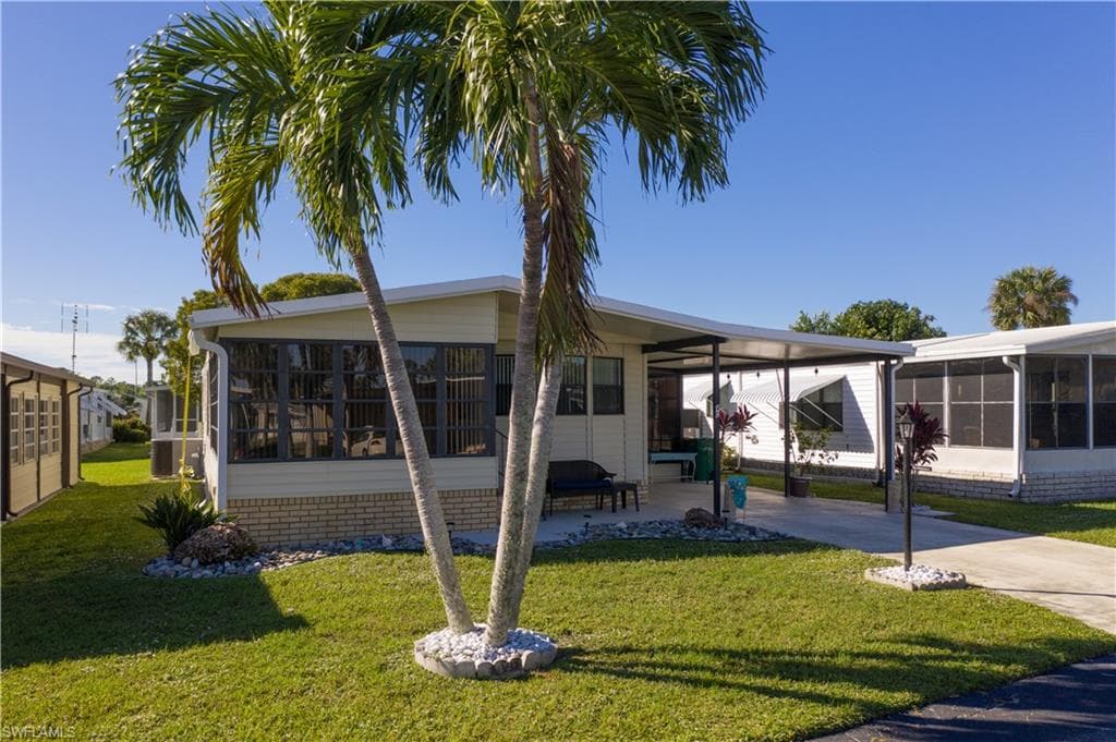 40 Aquamarine AVE 40-Q NAPLES, FL 34114