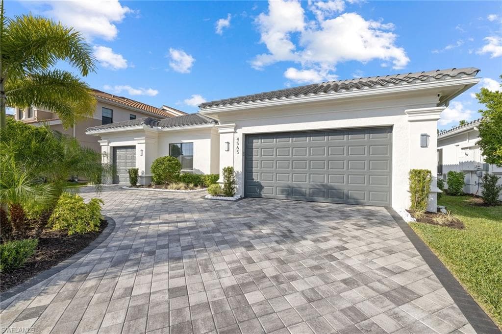 4565 Azalea DR NAPLES, FL 34119
