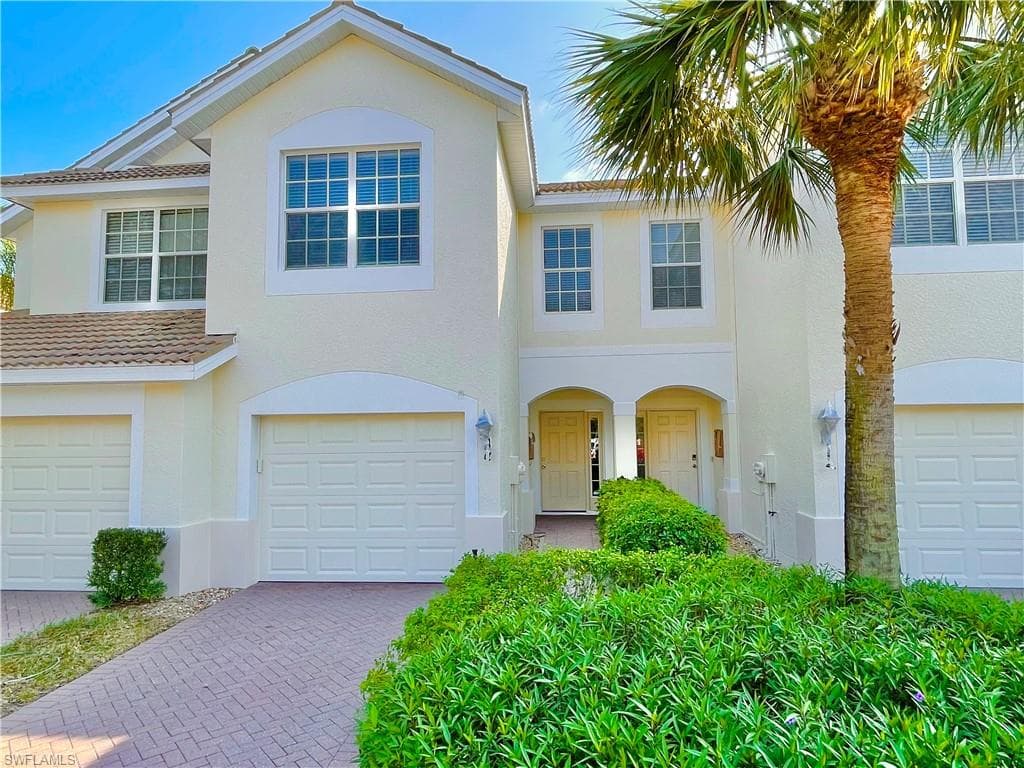 1220 Oxford LN 15 NAPLES, FL 34105