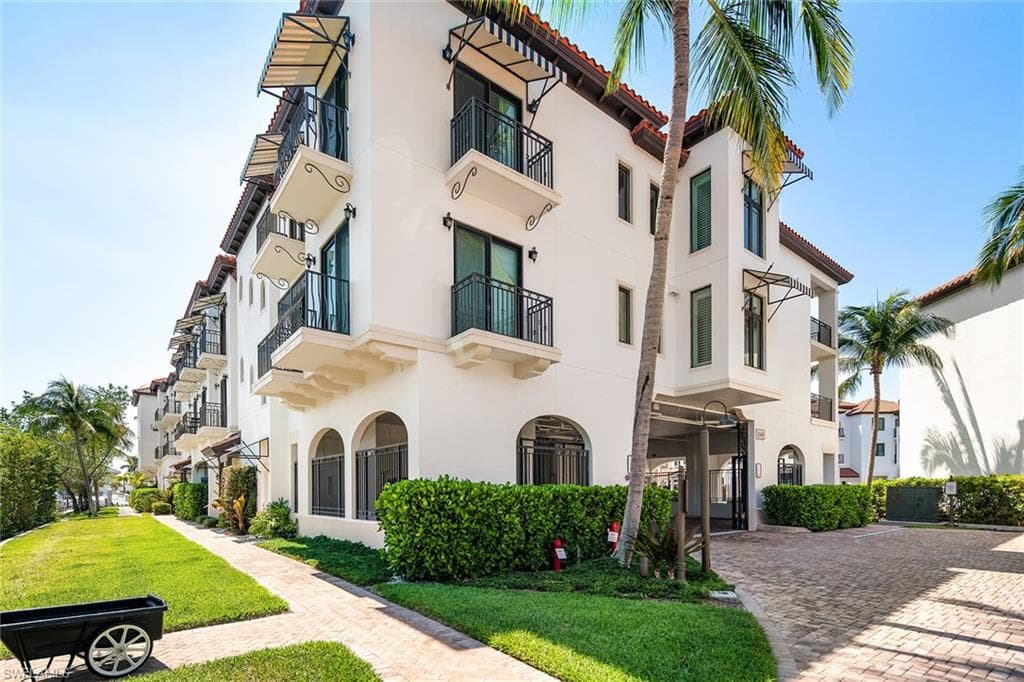 1540 5th AVE S D-305 NAPLES, FL 34102
