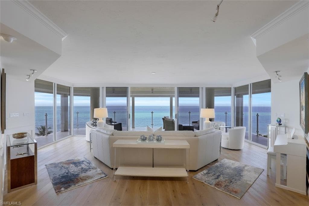20 Seagate DR 702 NAPLES, FL 34103