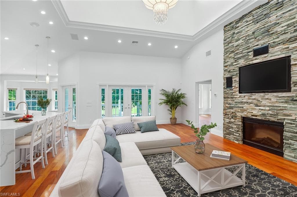 370 Burning Tree DR NAPLES, FL 34105