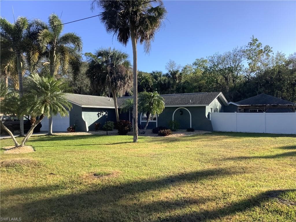 6795 Autumn CT NORTH FORT MYERS, FL 33903