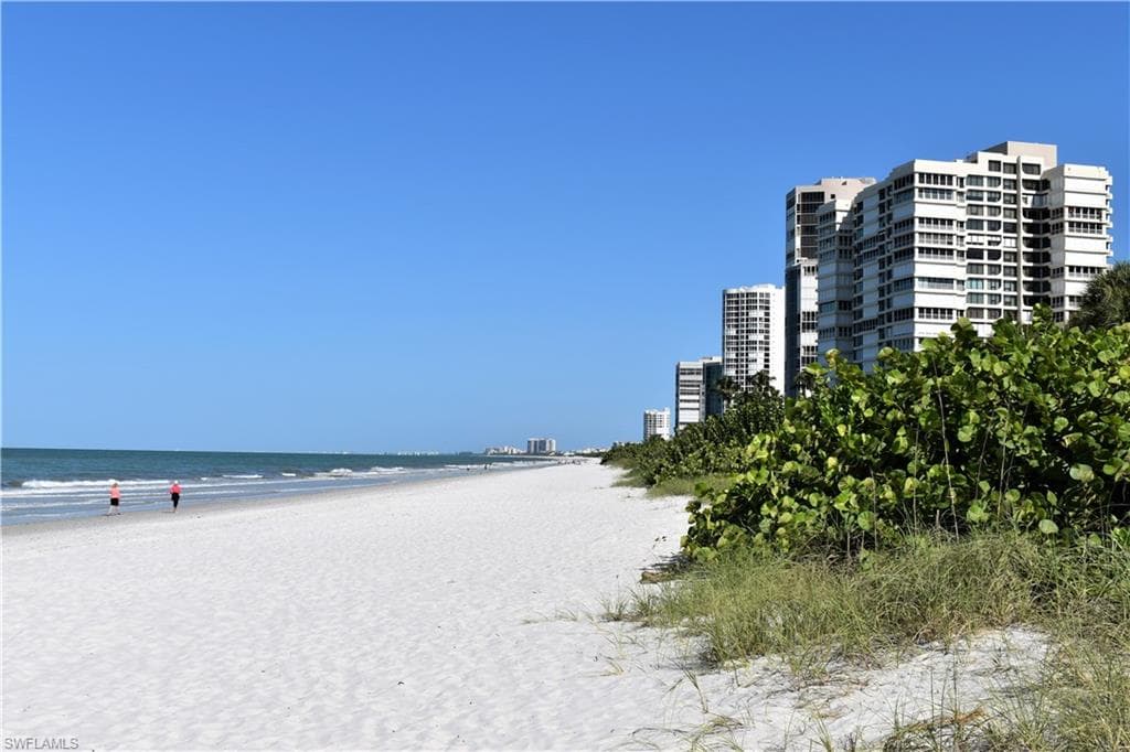 555 Park Shore DR B-304 NAPLES, FL 34103