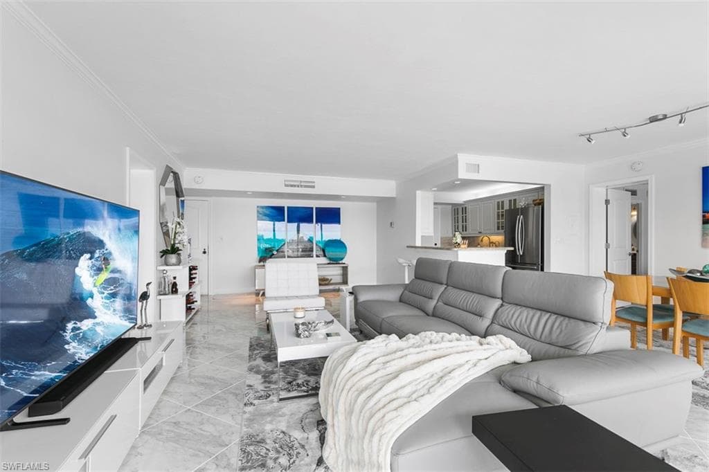 2750 Gulf Shore BLVD N 402 NAPLES, FL 34103