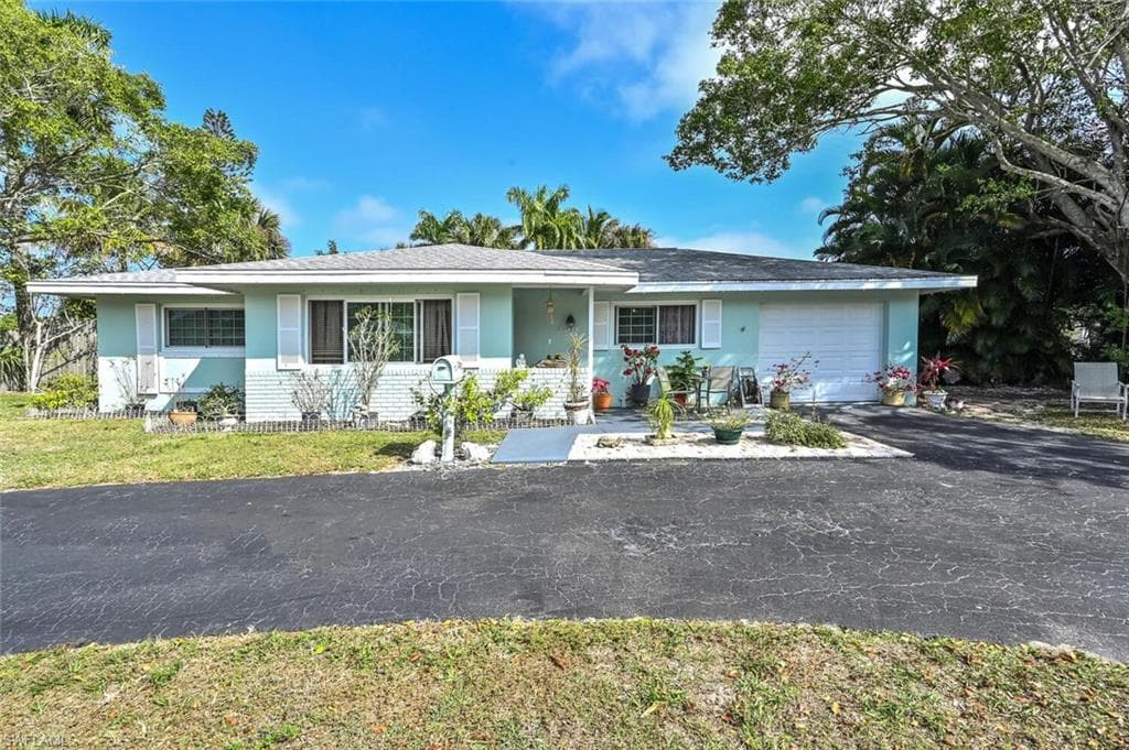 2401 Poinciana DR NAPLES, FL 34105