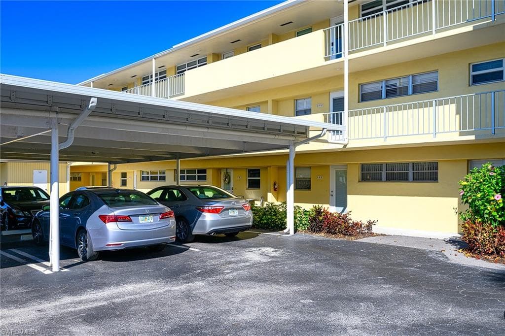 688 Broad AVE S J688 NAPLES, FL 34102