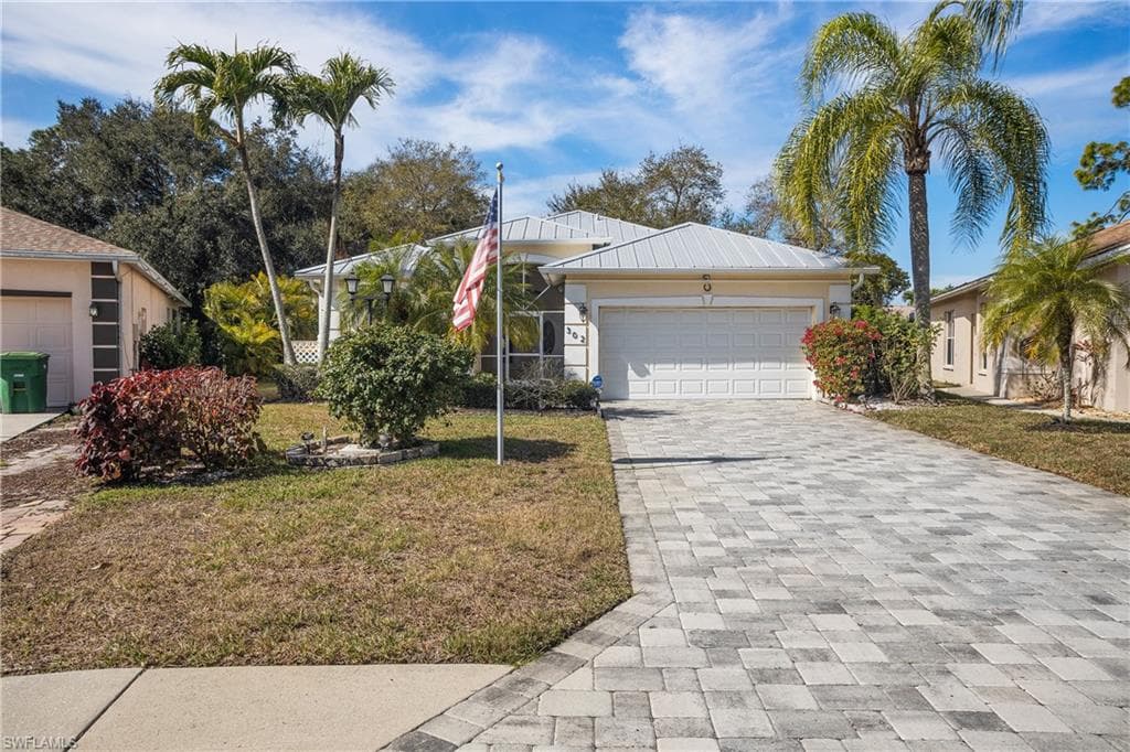 302 Stanhope CIR NAPLES, FL 34104