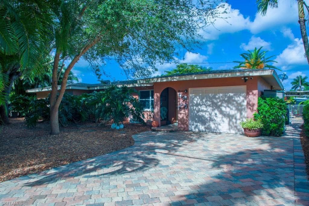 1113 Lenox CT CAPE CORAL, FL 33904