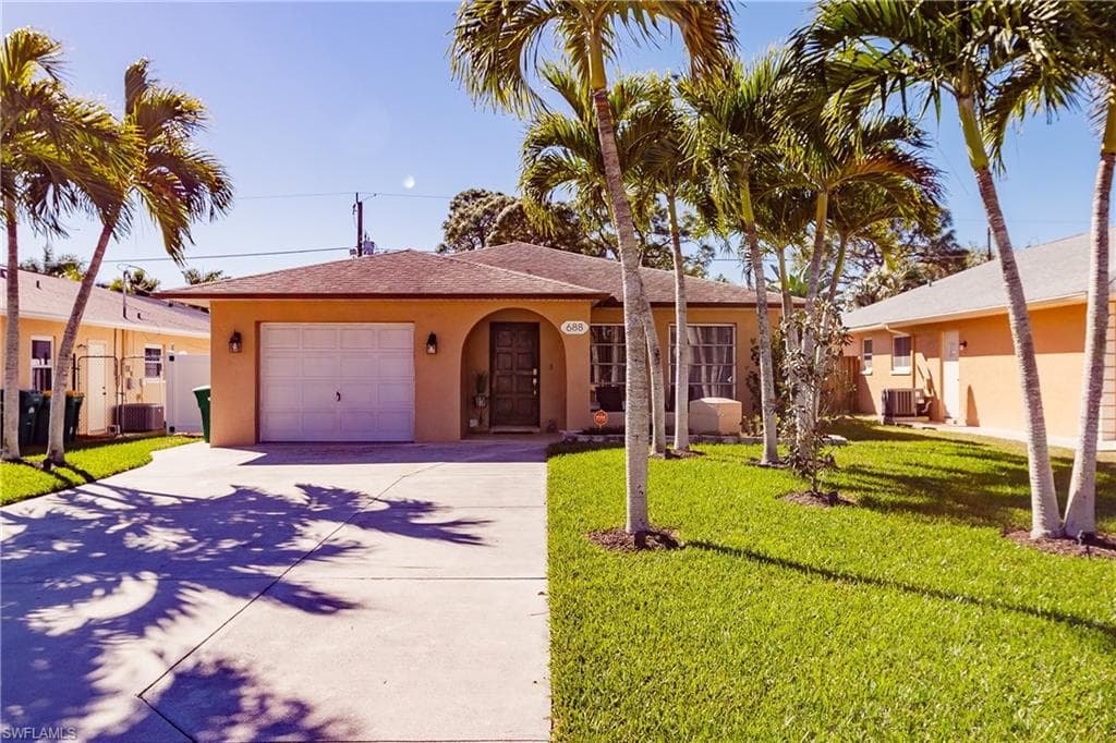 688 106th AVE N NAPLES, FL 34108