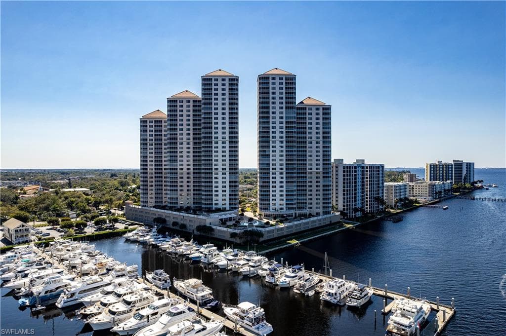 2104 W 1st ST 2104 FORT MYERS, FL 33901