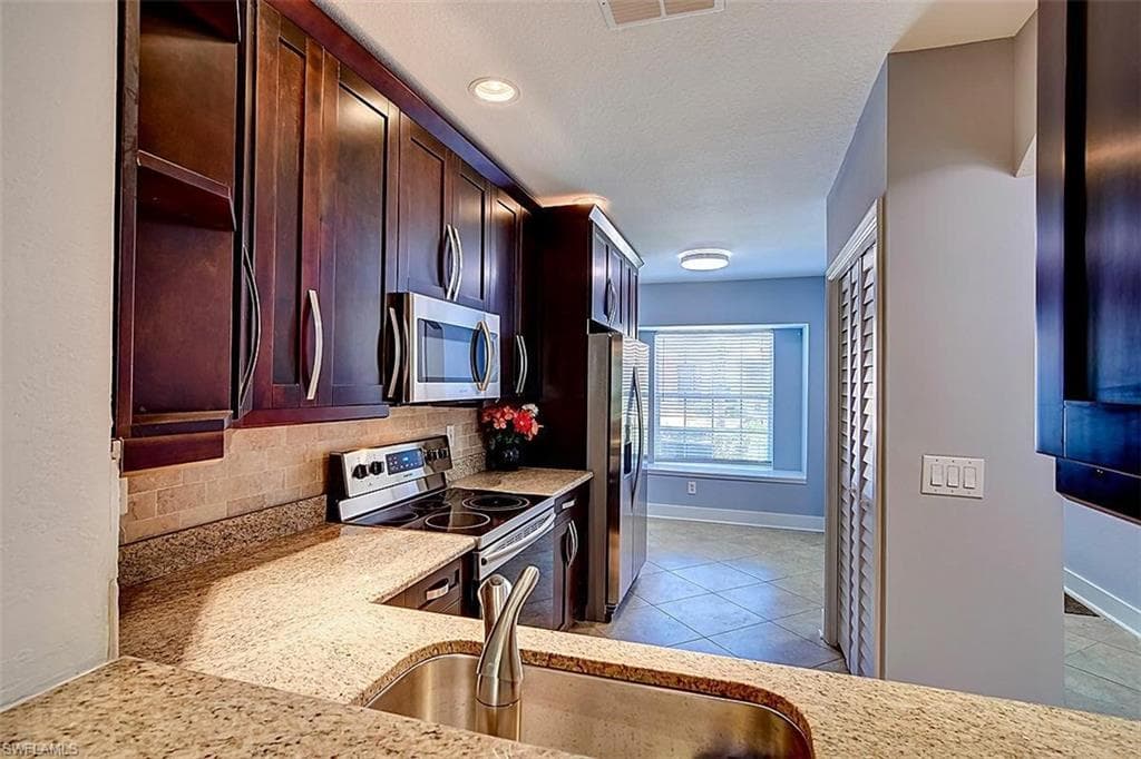 7580 Meadow Lakes DR 3303 NAPLES, FL 34104