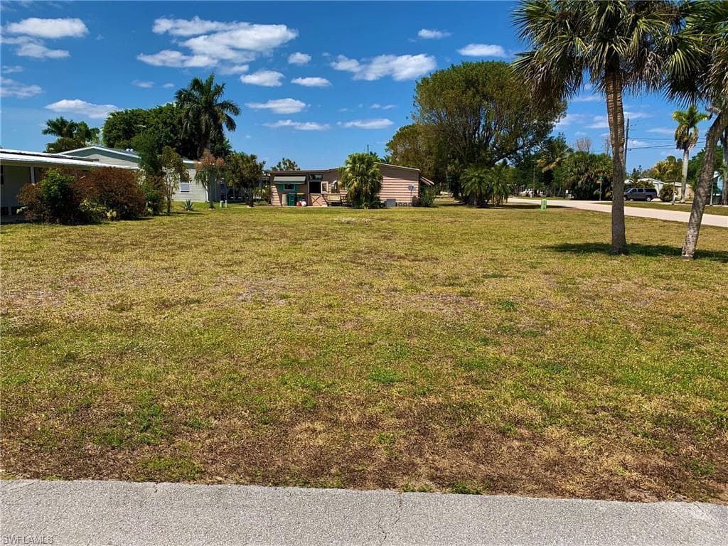 201 Matecumbe LN NAPLES, FL 34114