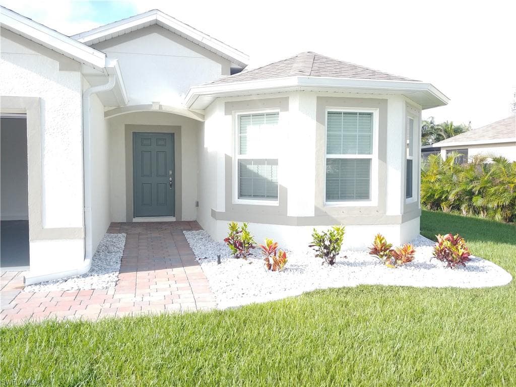 142 SE 28th TER CAPE CORAL, FL 33904