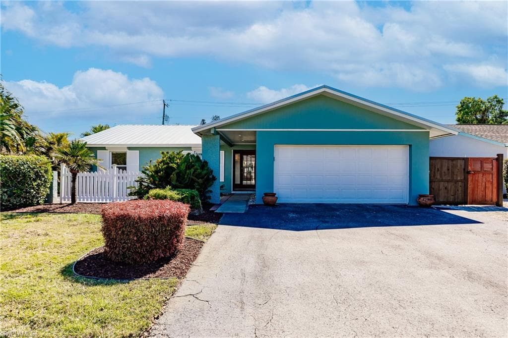 1268 LAKE SHORE DR NAPLES, FL 34103